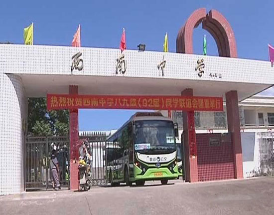 新能源公交車開進陸豐山區校園.jpg